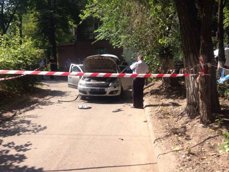 У Дніпрі в машині підірвалася дівчина (фото)
