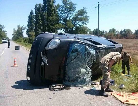 На Херсонщині військова БРДМ влетіла в мікроавтобус: один загиблий (фото)