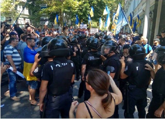 В Одесі побилися націоналісти із поліцією через скандал навколо лікарні (фото)