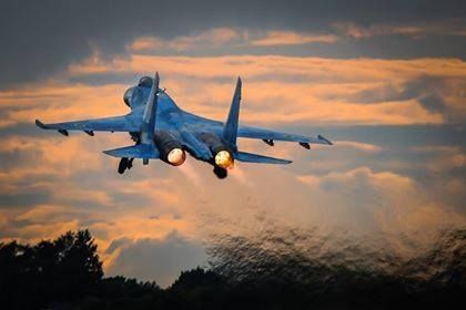 Військові льотчики провели найскладніше пілотування СУ-27: вночі на малих висотах (відео)