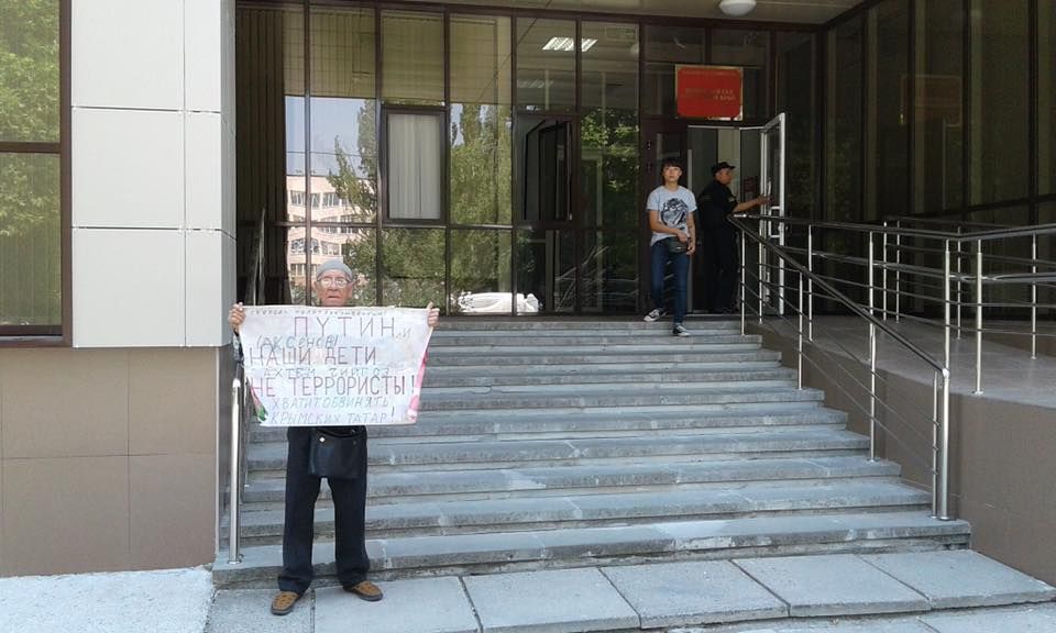 У Криму затримали кримськотатарського активіста за плакат «Путін, наші діти - не терористи»
