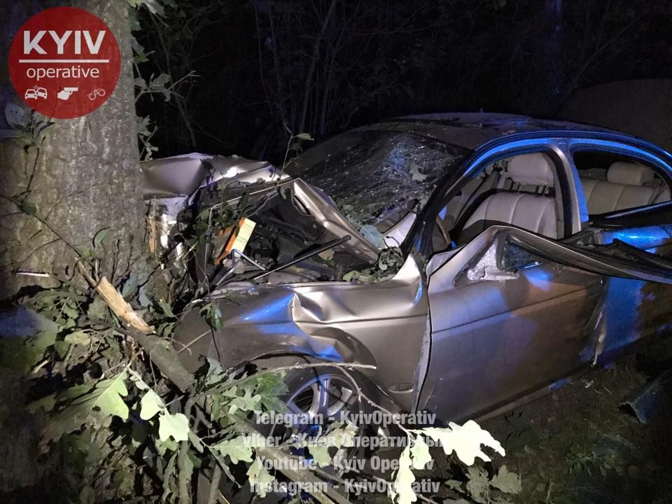 На Гостомельській трасі Jaguar влетів у дерево: шестеро травмованих (фото)