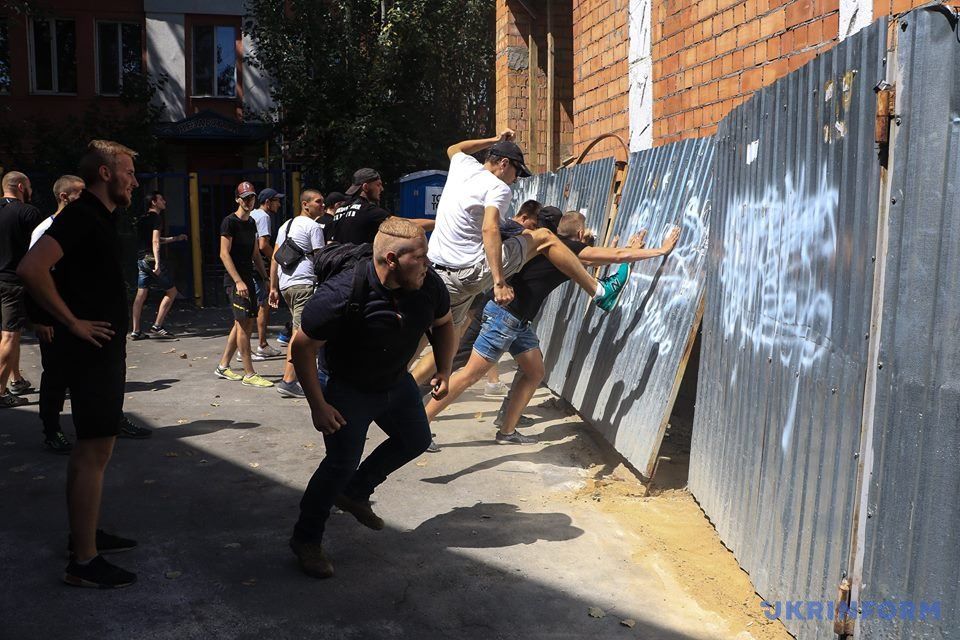 В Одесі противники гей-параду пішли громити незаконне будівництво