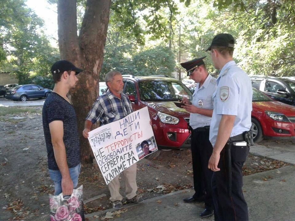 В Сімферополі арештували 5 активістів, що вийшли на одиночні пікети (фото, відео)