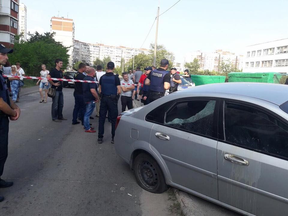 Помічник депутата Сергія Мельничука влаштував стрілянину на Троєщині (відео)