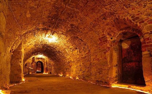 В Умані туристів почали водити таємничими підземеллями Василіанського монастиря