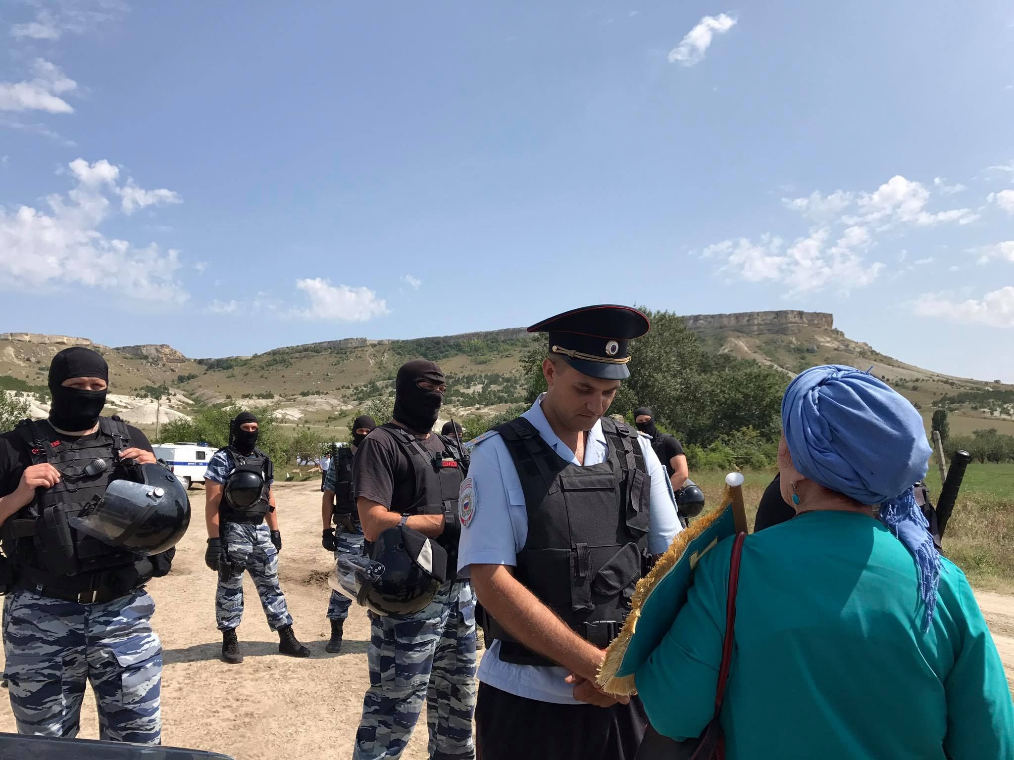 Окупанти з обшуками зірвали пам'ятну акцію кримських татар (фото)
