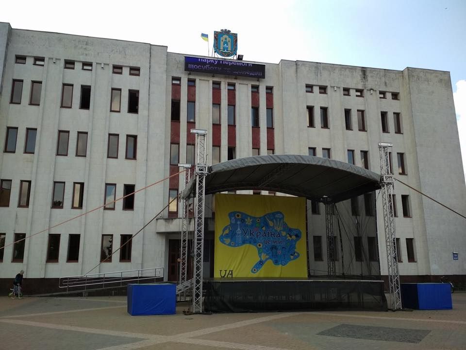 У Броварах розмістили на сцені карту України без Криму і Донбасу
