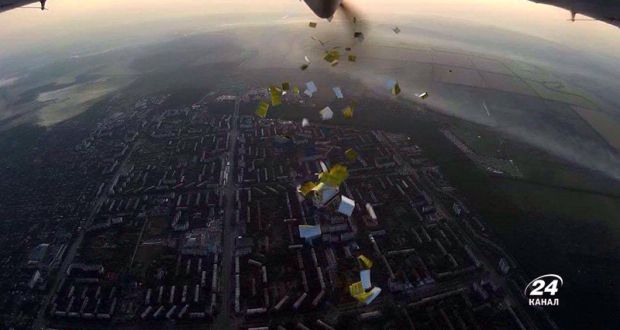 Луганськ закидали патріотичними листівками із привітаннями