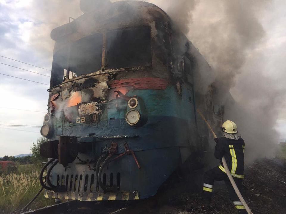 Поблизу Хуста під час руху загорілася електричка (фото)