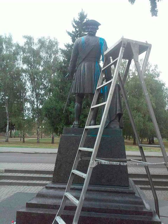 У Полтаві пам'ятник Петру І облили фарбою (фото)