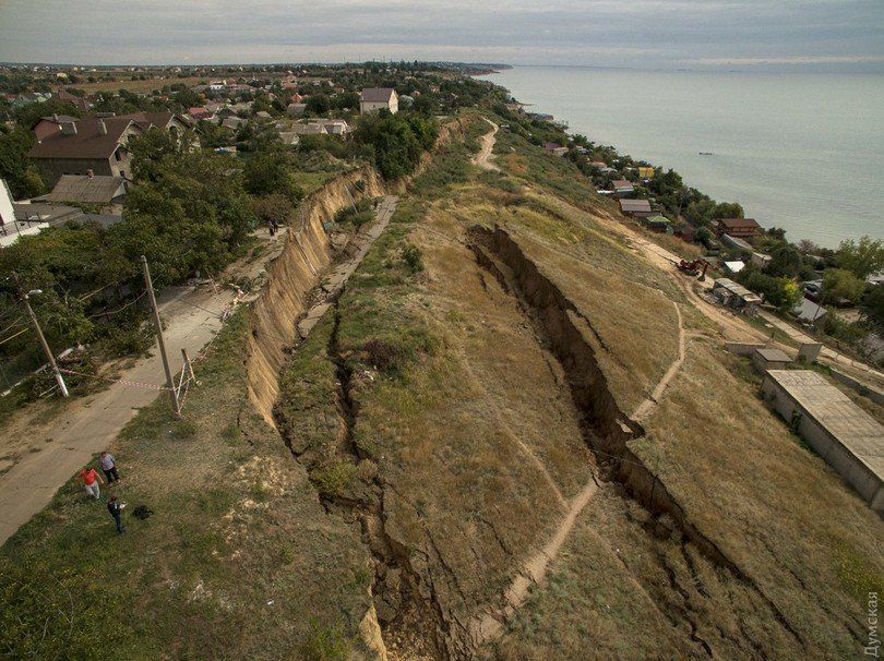 Під Одесою стався зсув грунту: прірва наблизилася до будинків (відео)