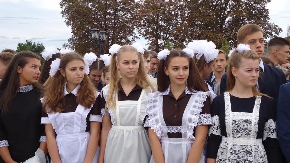 В Україні досі популярна радянська форма на 1 вересня: фото