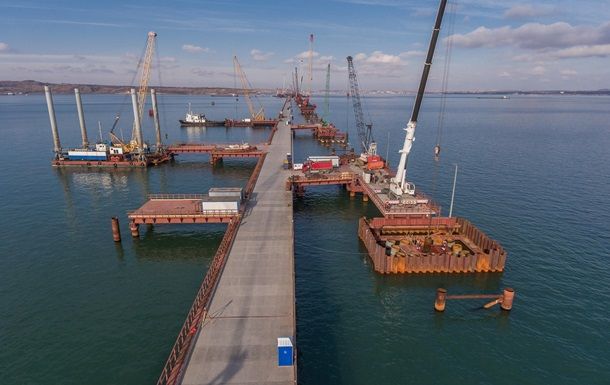 На Керченському мосту просіли опори