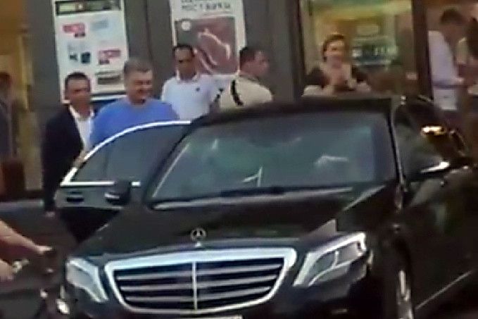 Порошенко сходив у супермаркет у футболці і джинсах (відео)