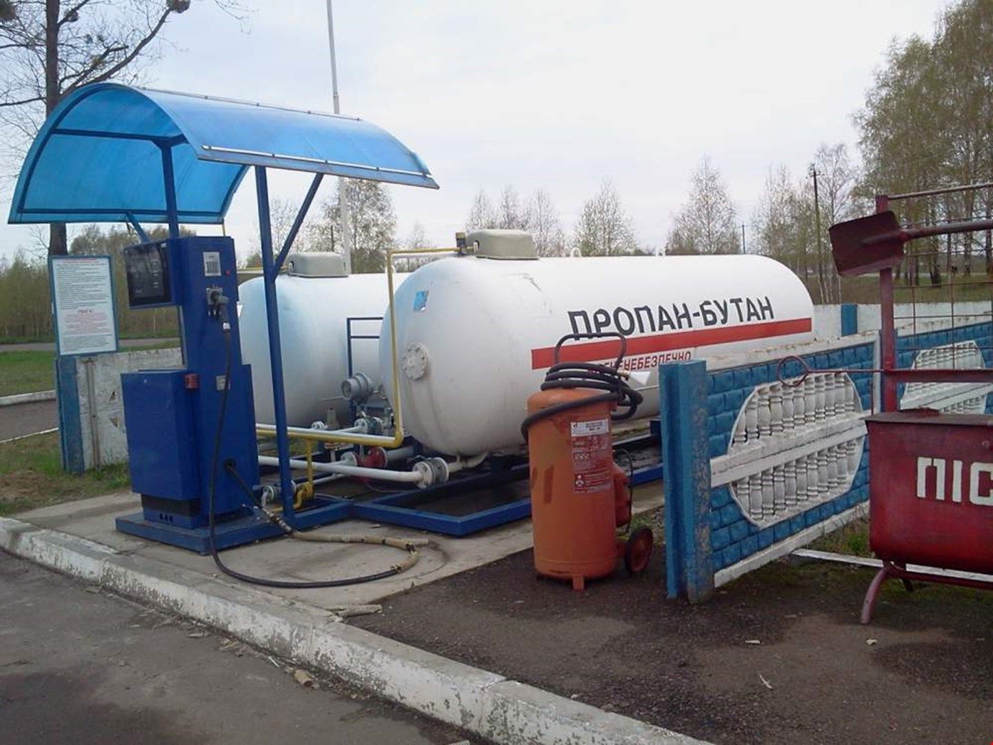 На українських заправках почалося зниження ціни на автогаз (інфографіка)