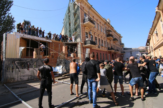 В Одесі активісти вийшли на захист знаменитого «будинку-стіни» у Воронцовському провулку