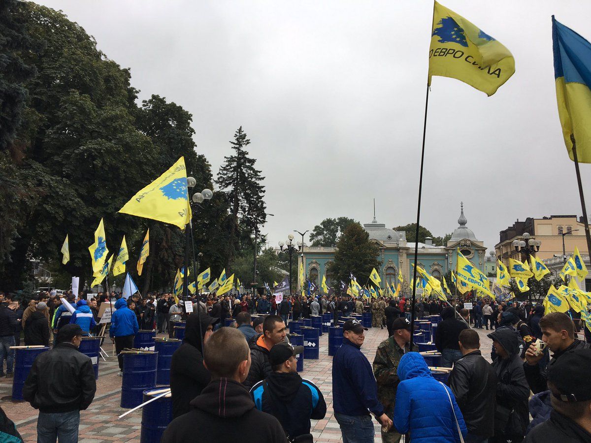 Під Верховною Радою мітингують власники авто на іноземних номерах (відео)