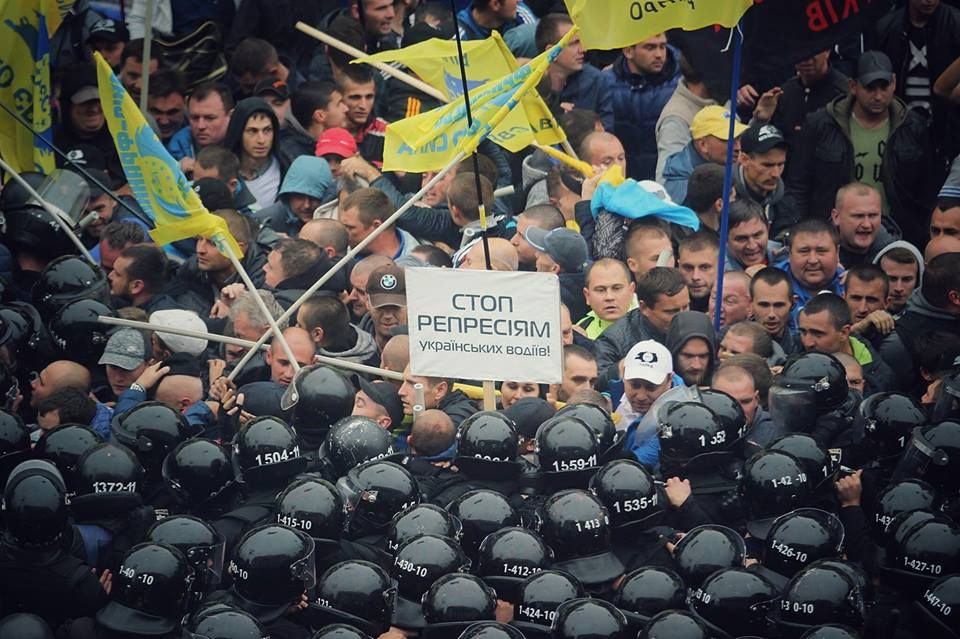Під Верховною Радою поліція спробувала виштовхати мітингувальників через підпалені шини (відео)