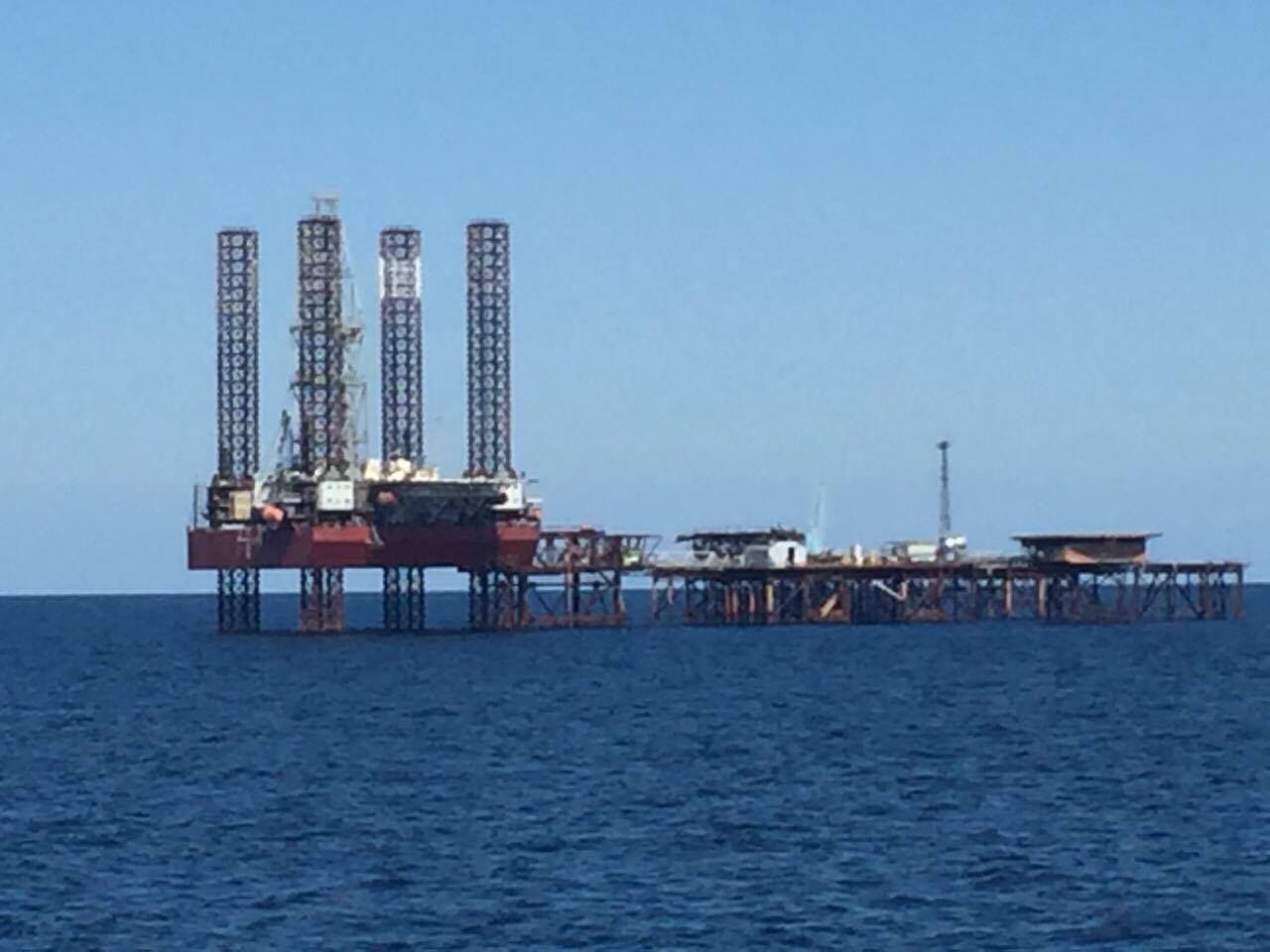 У Чорному морі зафіксовано озброєну охорону на загарбаних бурових установках України