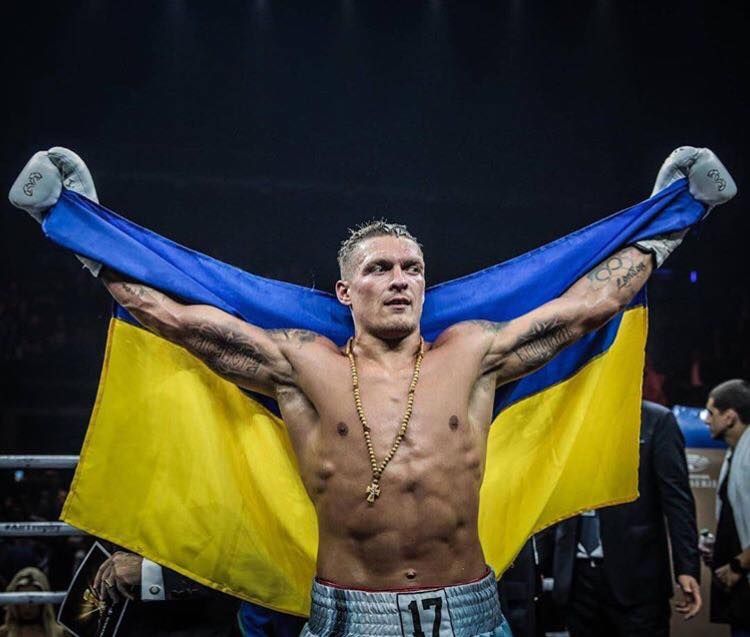 Боксер Усик переміг німця Хука технічним нокаутом