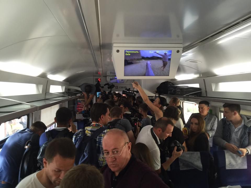 "Укрзалізниця" пересаджує пасажирів