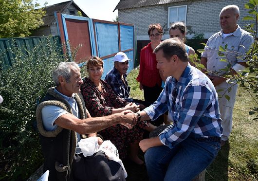 Ляшко з дружиною своїм приїздом спричинили фурор у селі на Луганщині