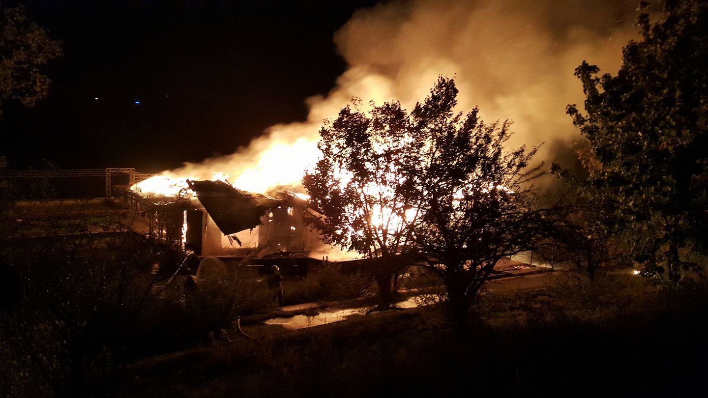 У Києві на Русанівці вщент згорів ресторан на воді (фото)