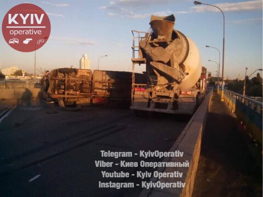 На Петрівці в Києві рух паралізувала аварія двох вантажівок