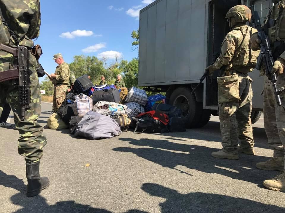 На Донбасі передали Україні 19 засуджених (фото)