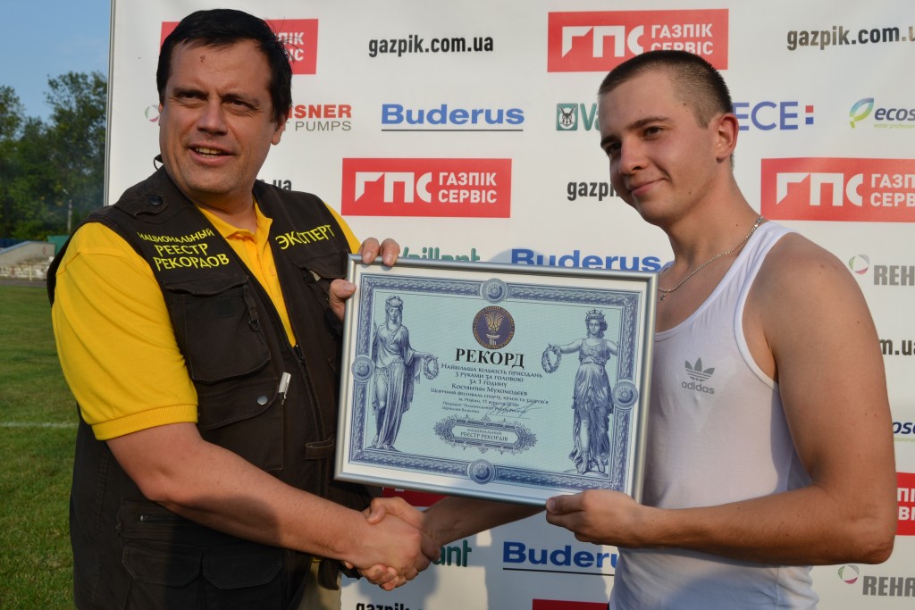Рекордний прес: ніжинський спортсмен «качнув» понад чотири тисячі разів