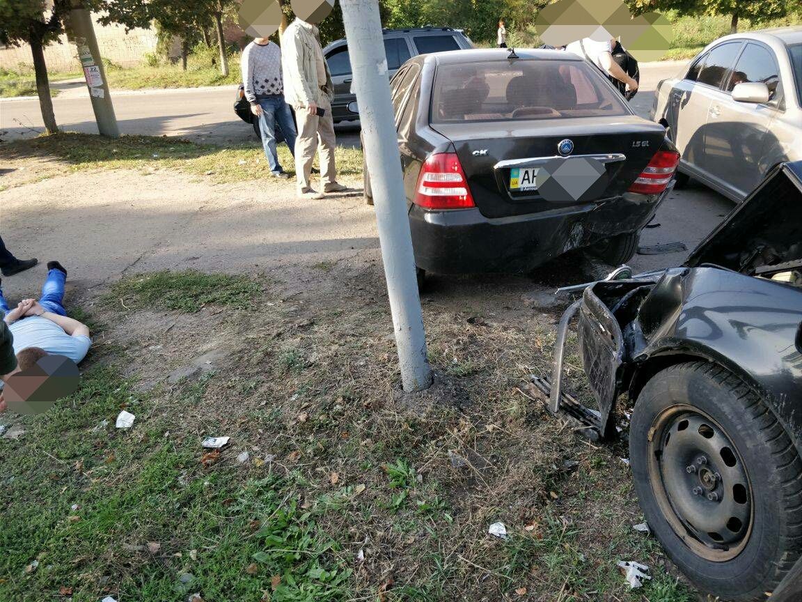 У Торецьку затримали під час погоні поліцейського-хабарника (фото)