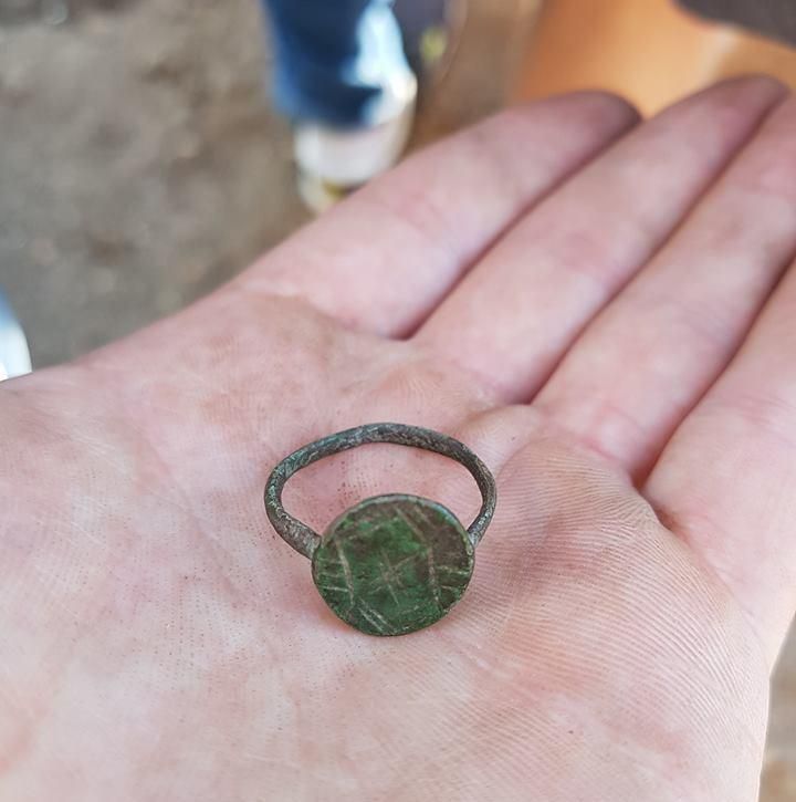 У центрі Тернополя знайшли старовинний перстень (фото)