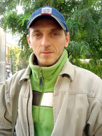 Знаний у Дніпрі художник розмалював петриківським розписом будинок у Саратовській області РФ