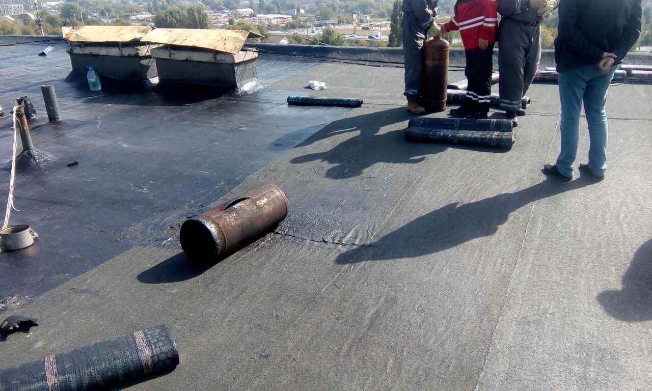 У Києві на даху багатоповерхівки вибухнув газовий балон: постраждали ремонтники (фото)