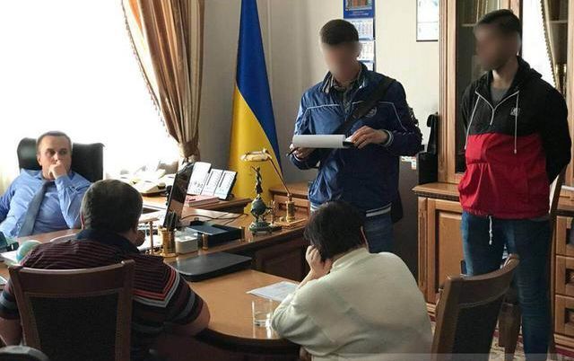 Антикорупційному прокурору Назару Холодницькому двоє суддів принесли хабар