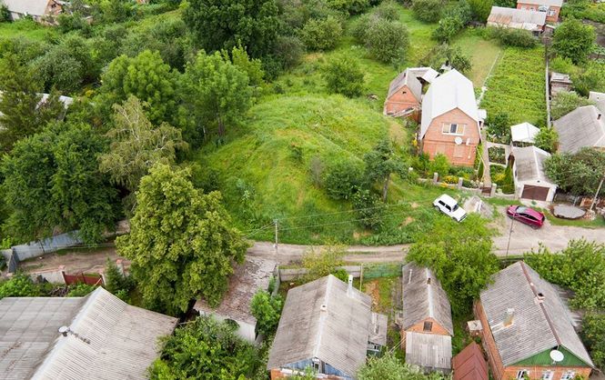 На Харківщині розкопали культовий курган на приватному обійсті (фото)