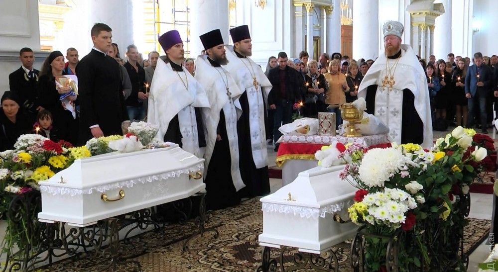 В Одесі попрощалися з двома загиблими під час пожежі в таборі дівчатами (фото)