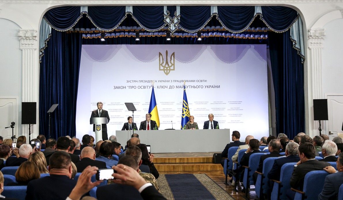 Порошенко обгрунтував посилення української мови в освіті