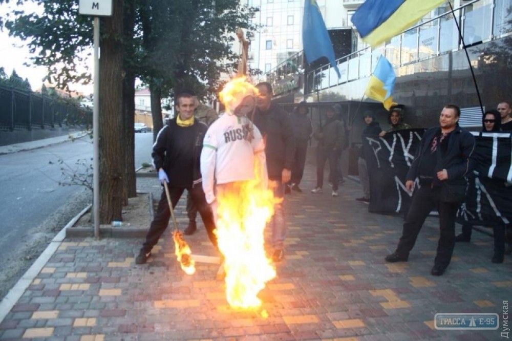В Одесі біля консульства Росії спалили опудало Путіна
