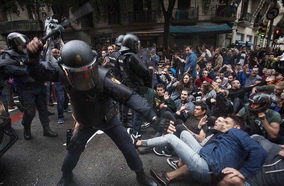 Референдум в Каталонії: у сутичках постраждало понад 300 осіб (фото, відео)