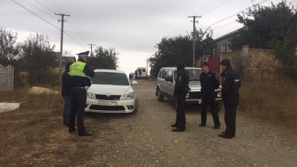 В Криму силовики увірвалися в будинок та затримали Рената Сулейманова
