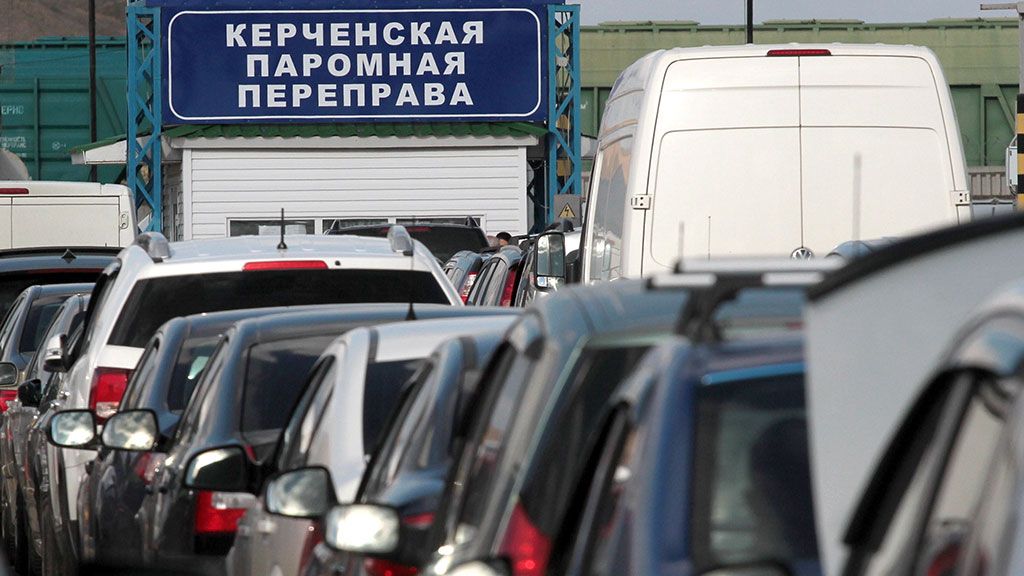 Російські туристи повстали проти «влади» Криму через колапс на Керченській переправі