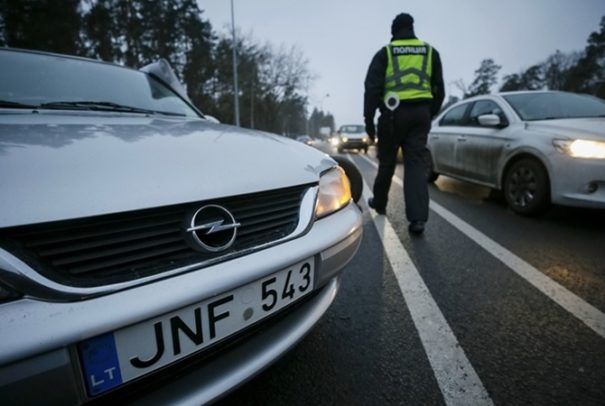 Від Авакова вимагають припинити збирати дані про авто на «євробляхах»