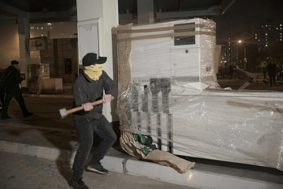 В Києві активісти розгромили сканадальну заправку: у сутичках з поліцією постраждало 14 осіб