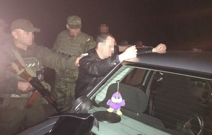 В Бахмуті затримали поліцейського, який хотів продати 7 кілограмів ртуті