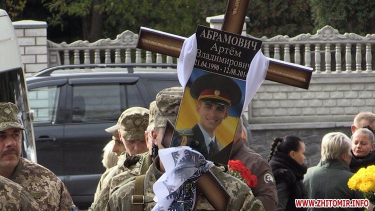 В Житомирі розкопали могилу загиблого танкіста 30-ї бригади, щоб знайти його побратима