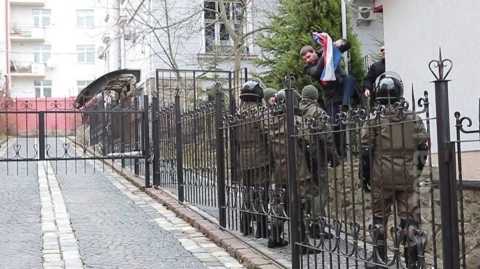 Володимира Парасюка заочно арештували в Росії за напади на російські посольства