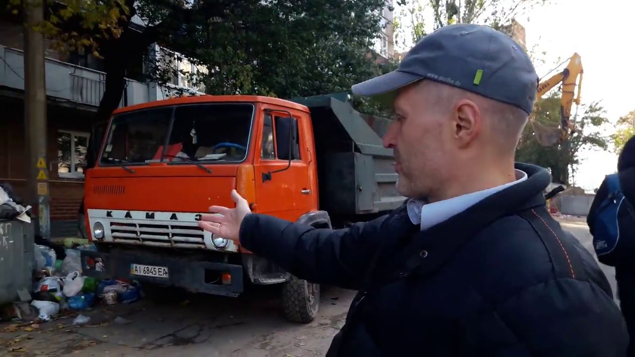 Посольство Литви у Києві заблокували грандіозною ямою та сміттям (відео)
