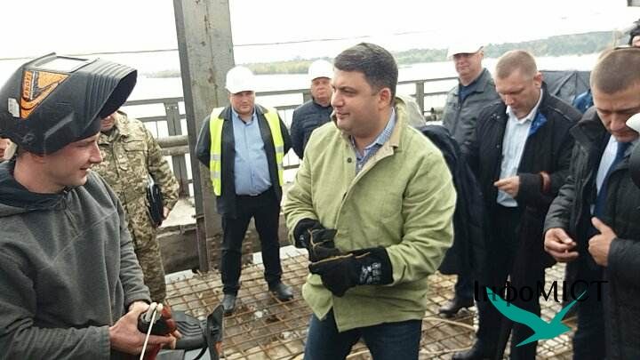 У Черкасах Прем’єр-міністр Володимир Гройсман зварював міст через Дніпро